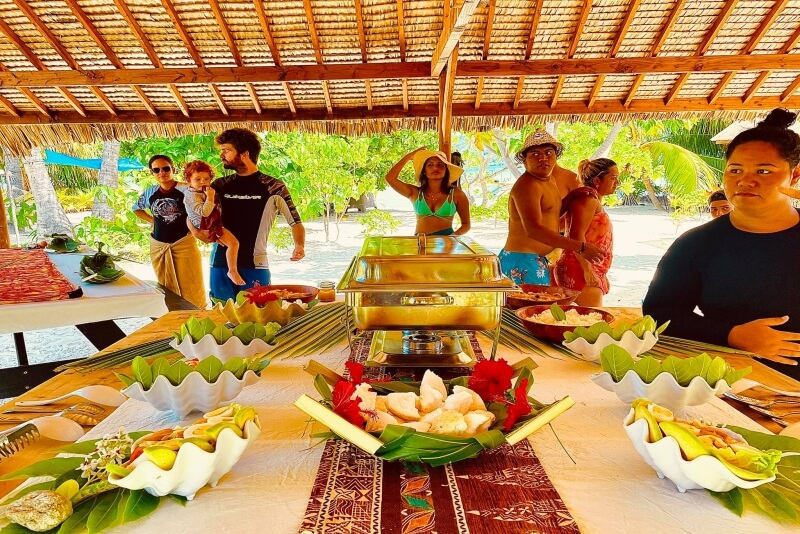 canada-experience-bora-bora-buffet-Cultural-Lagoon-Tour©BBCLT